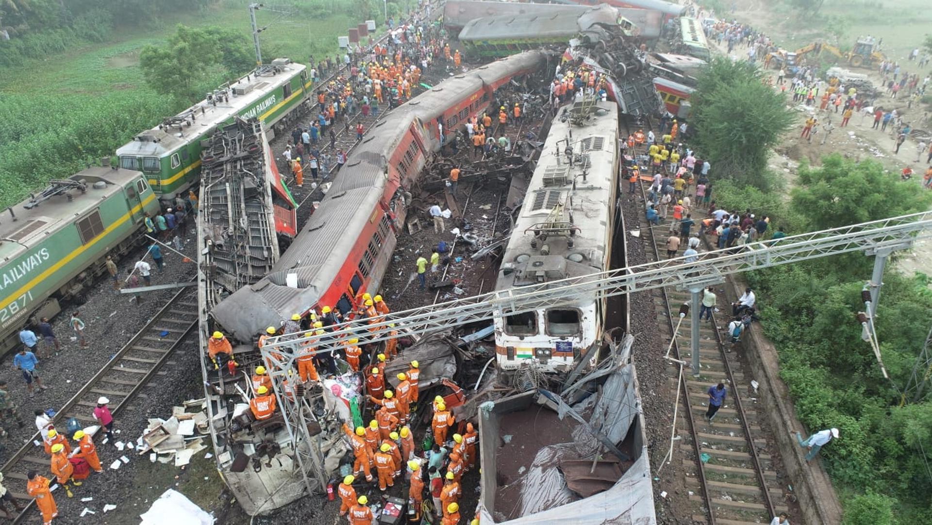 Sube a 261 el número de muertos en el peor accidente de trenes en dos décadas en la India