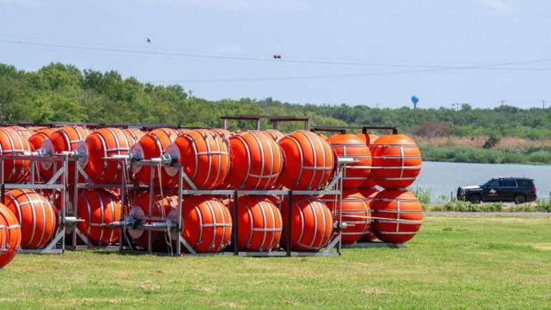 Cómo es el “muro flotante” hecho de boyas con púas que Texas instala en el Río Bravo para frenar a migrantes