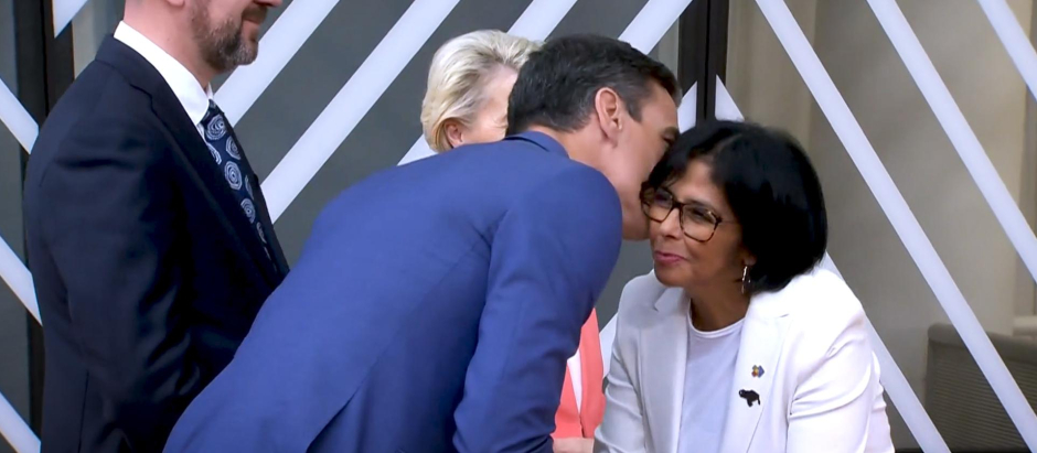 “El beso de la vergüenza”: Las contudentes palabras de Feijóo a Sánchez tras encuentro con Delcy Eloína (VIDEO)