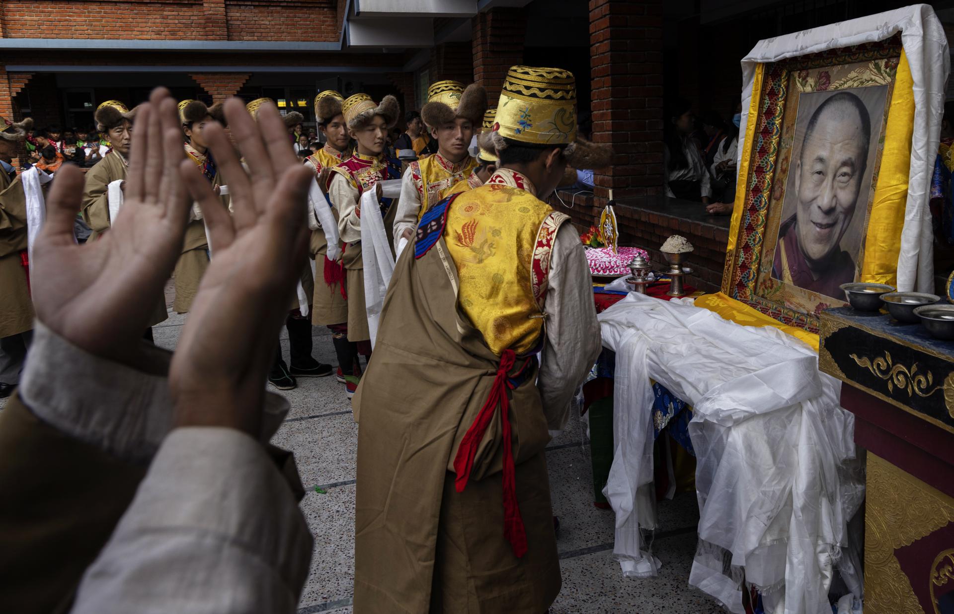 El dalái lama cumple 88 años con su vida y sueño en juicio