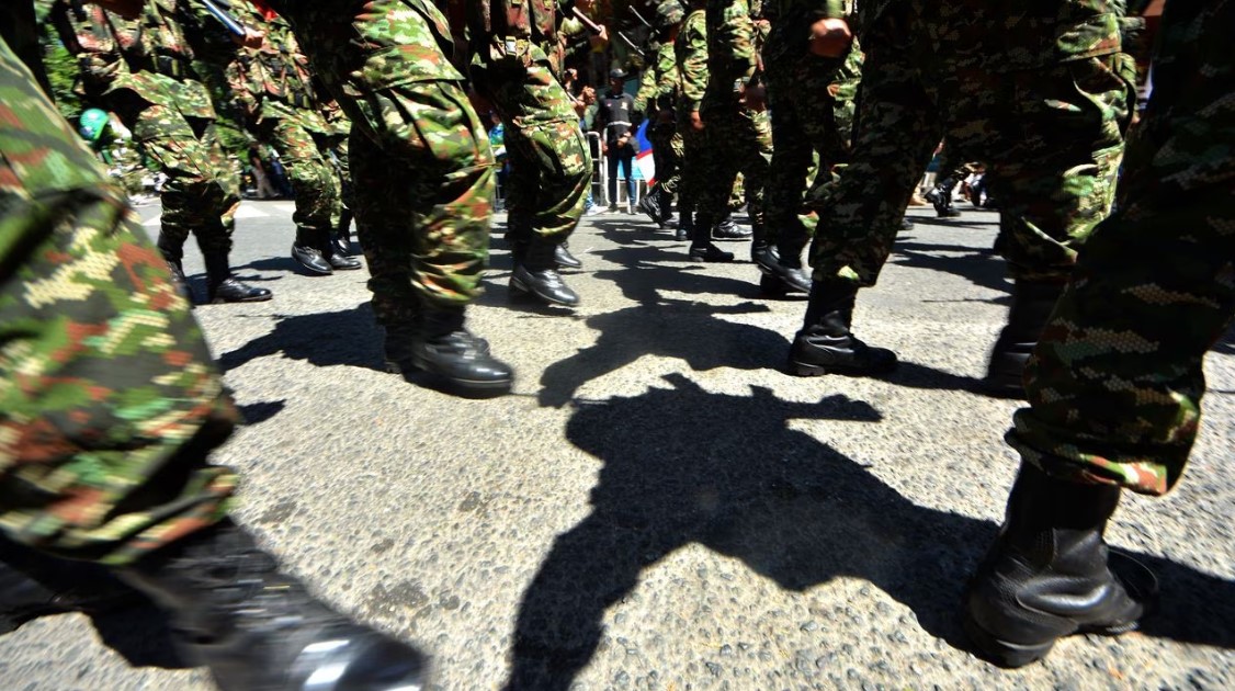 Escándalo en Colombia: mayor del Ejército habría violado a una joven de 18 años de edad que está prestando el servicio militar voluntario