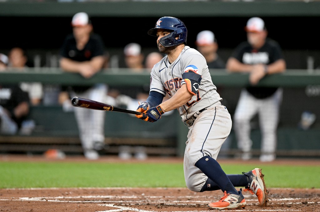 José Altuve tuvo otra noche soñada con el bate pese a la derrota de los Astros (VIDEO)