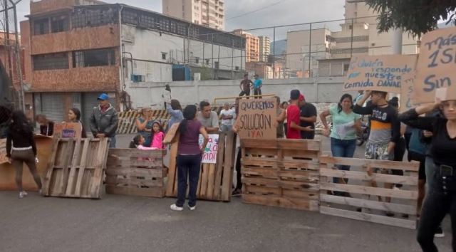 Habitantes de Quinta Crespo protestan por la falta de luz.