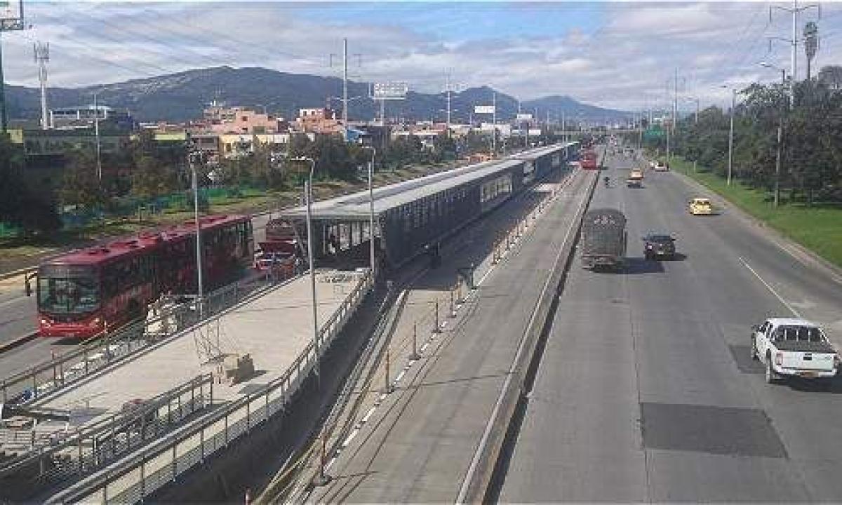 Investigan la muerte de una pareja que cayó de un puente peatonal en Bogotá tras fuerte discusión