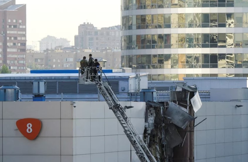 Un ataque con drone atribuido a Ucrania dañó un edificio en Moscú y el Kremlin interrumpió el tráfico aéreo