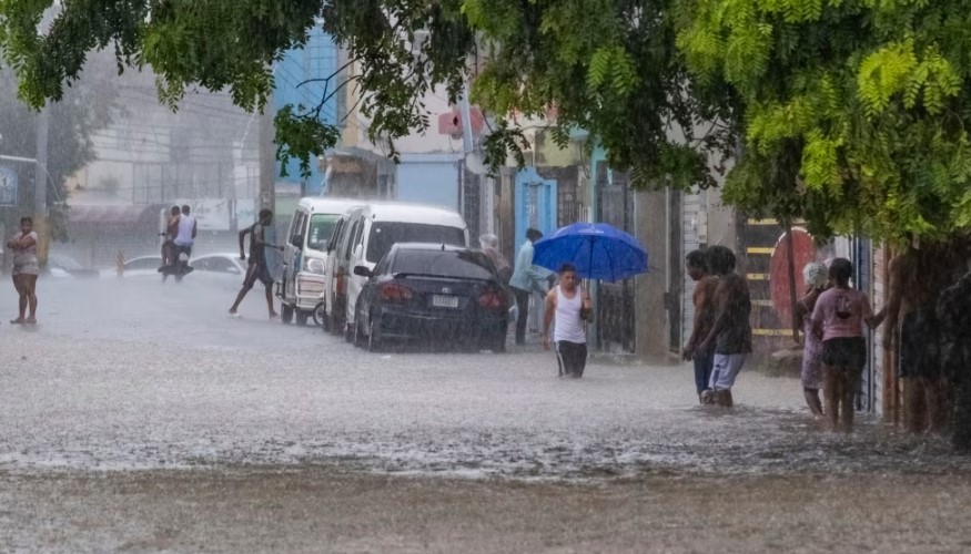 Intensas lluvias en República Dominicana tras tocar tierra la tormenta tropical Franklin