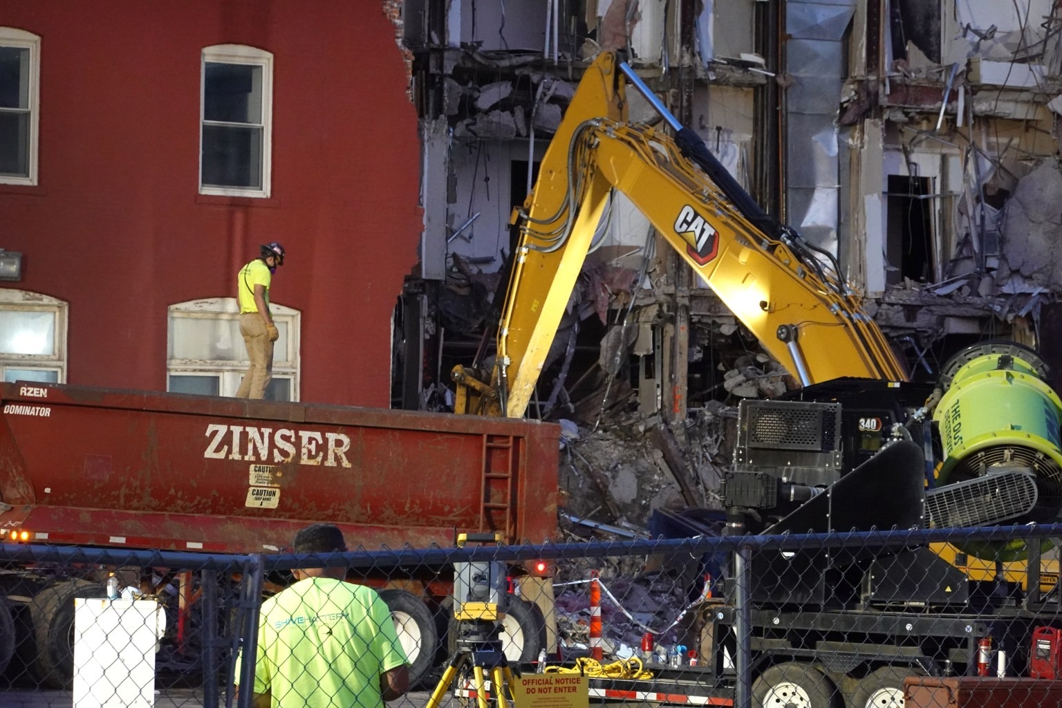 Revelan nuevos detalles sobre la muerte de tres hombres aplastados por un edificio que colapsó en Iowa