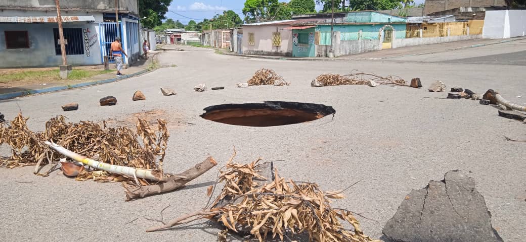 Misteriosa tronera apareció en calle de San Félix y habitantes se quedaron sin agua