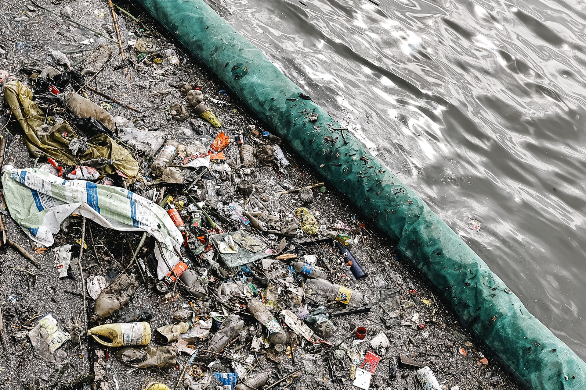 Minería ilegal, contaminación y urbanización tienen en jaque las aguas fluviales de Latinoamérica