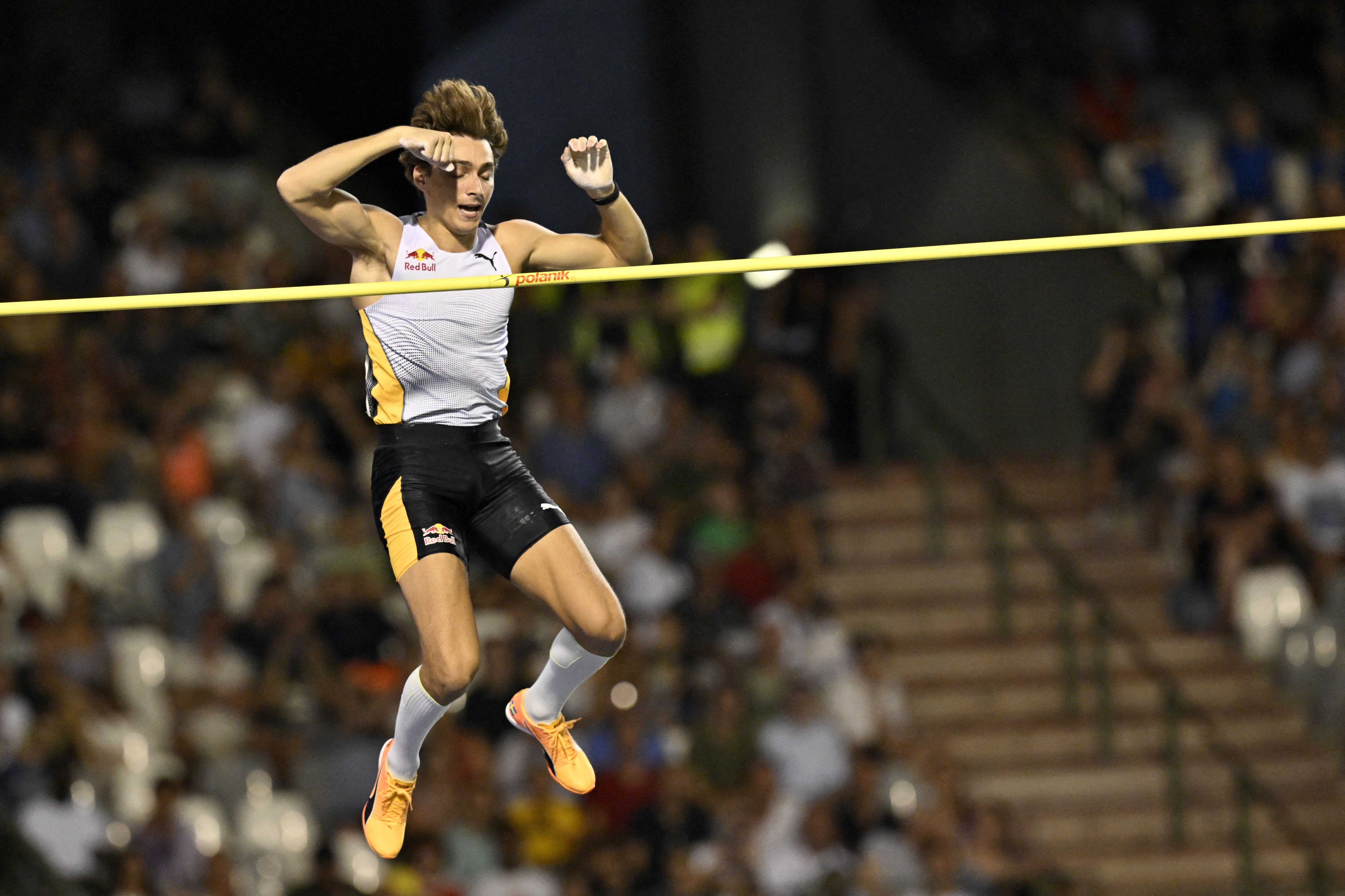 Duplantis voló con la pértiga para imponer nuevo récord mundial