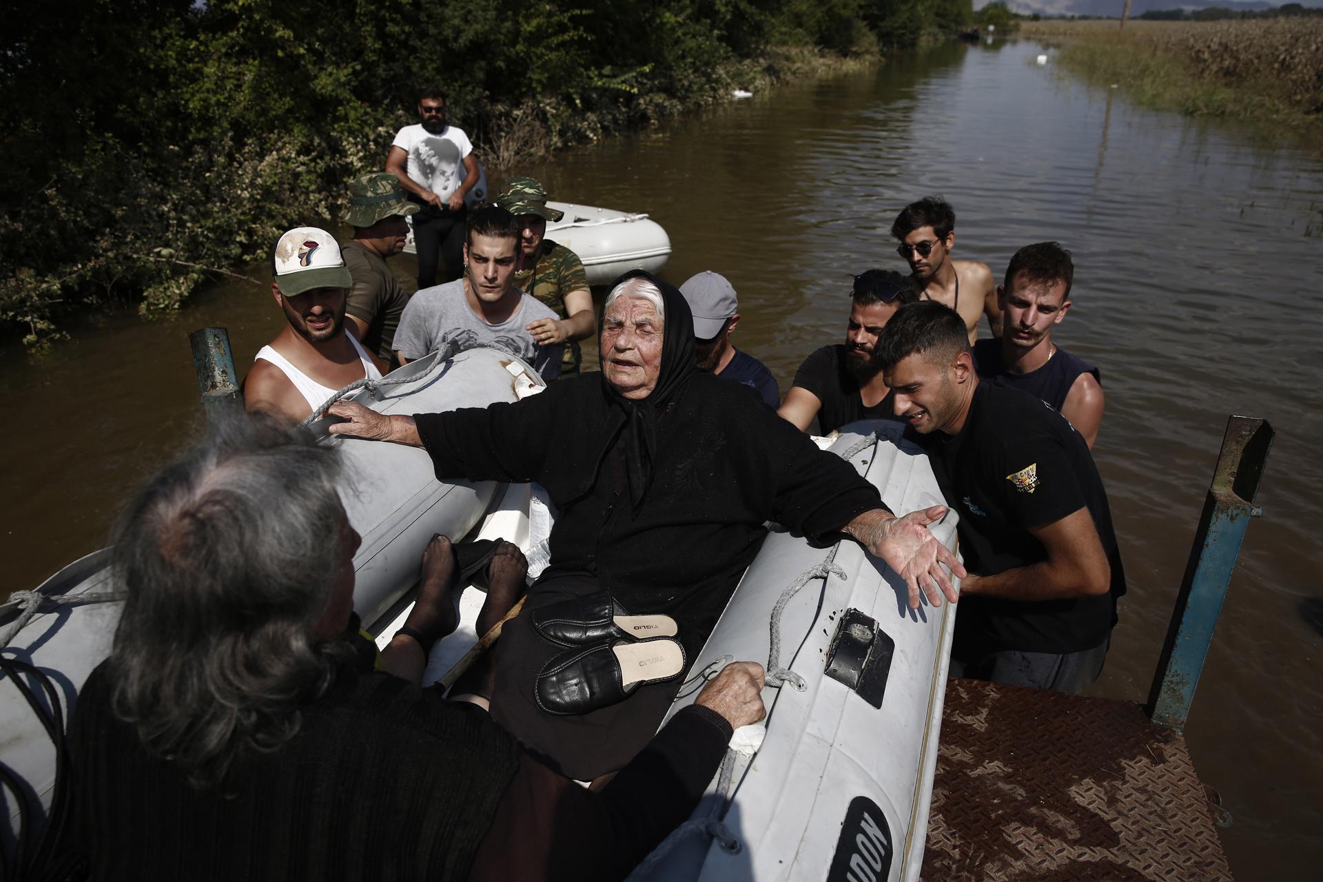 El nivel del agua empieza a disminuir en las zonas inundadas de Grecia central