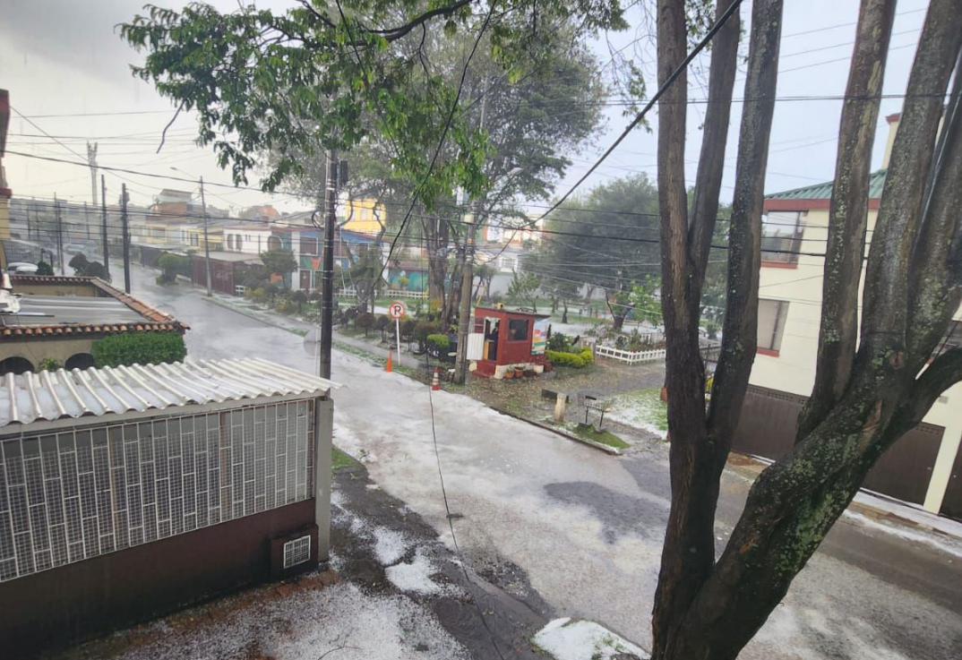 Tremenda granizada dejó “una Navidad de película” en las calles de Bogotá (VIDEO)