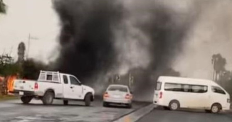 Presuntos sicarios queman camiones y bloquean carretera en estado mexicano de Nuevo León