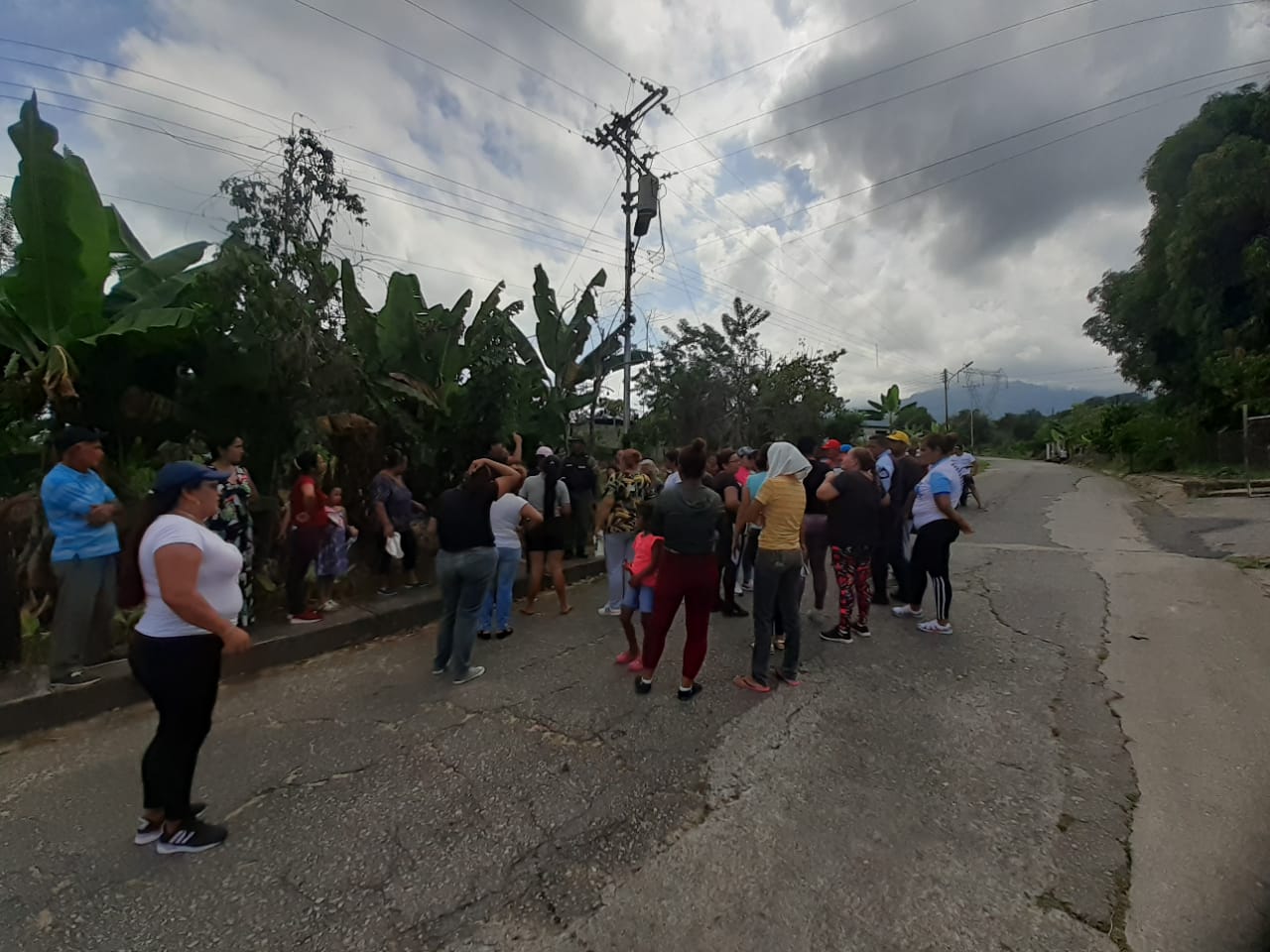 Habitantes de Guayabones en Mérida defienden a médico acusado falsamente de cobrar en consultorio popular