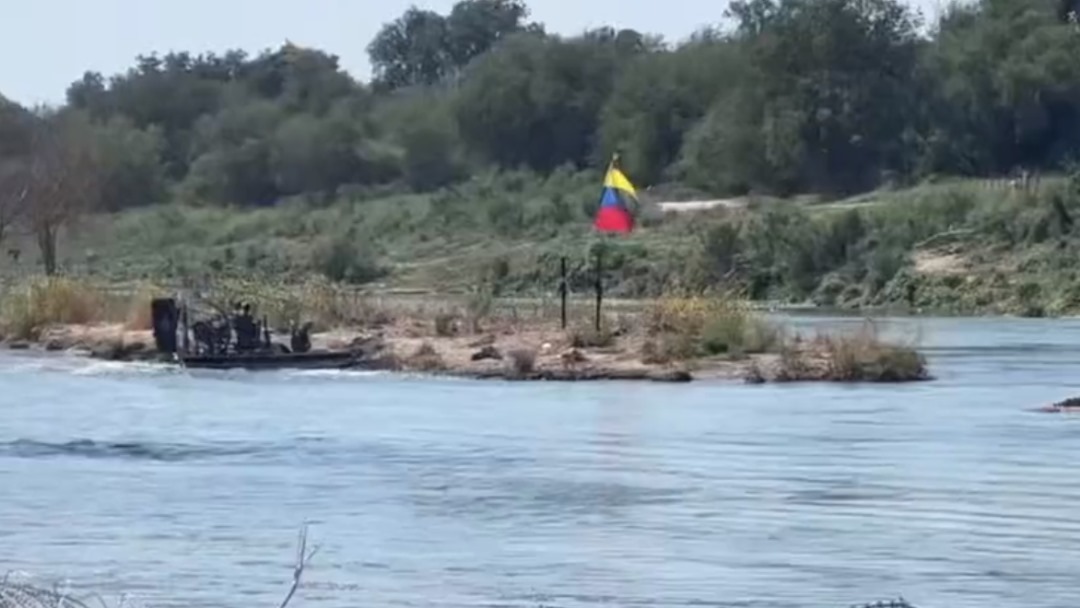 VIDEO: Venezolanos “invaden” una isla de Texas e izan bandera tricolor