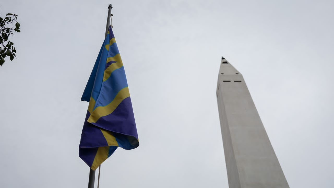 Maracaibo se convirtió en la primera ciudad de Venezuela en izar la bandera que representa a las personas sordas