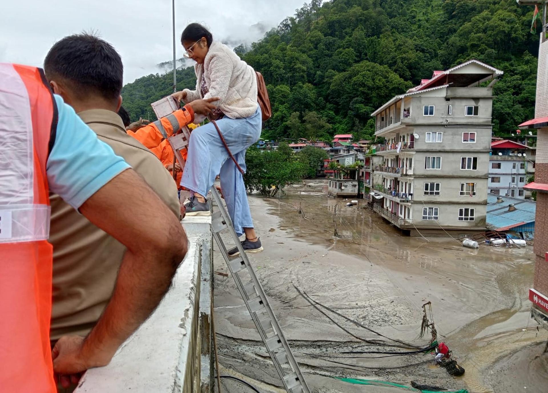 Al menos 11 muertos y 120 desaparecidos por inundaciones en el norte de la India