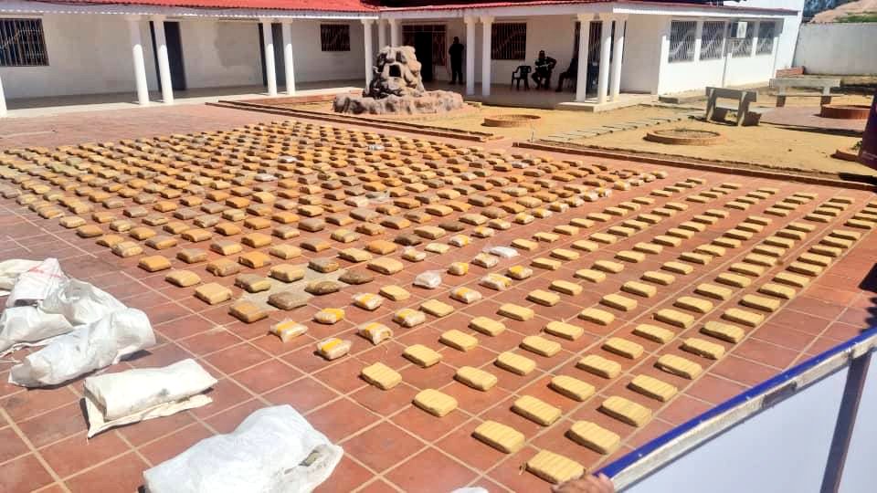 Capturaron a hombre con más de 400 kilos de marihuana en una playa de Falcón