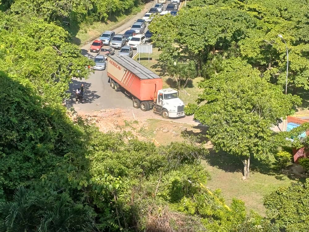 EN IMÁGENES: derrumbe en la avenida Río de Janeiro impide el paso hacia Macaracuay este #13Oct