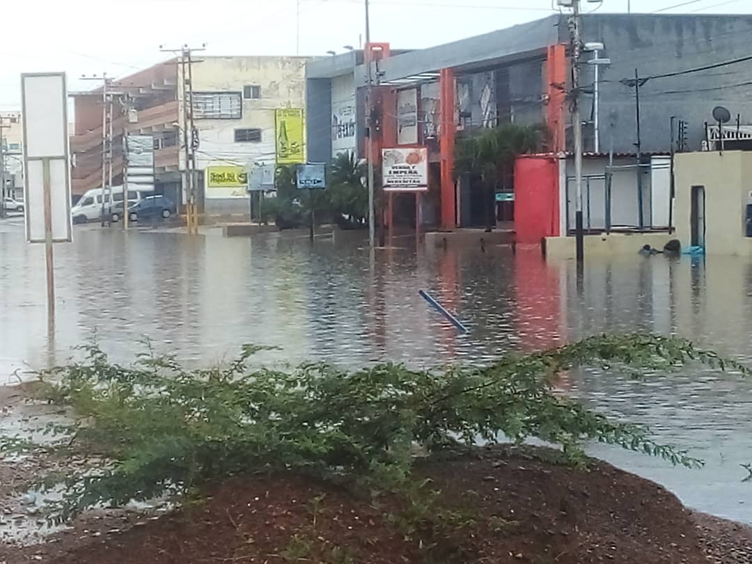 Fuerte aguacero causa anegaciones y apagones en la Península de Paraguaná y la costa oriental de Falcón