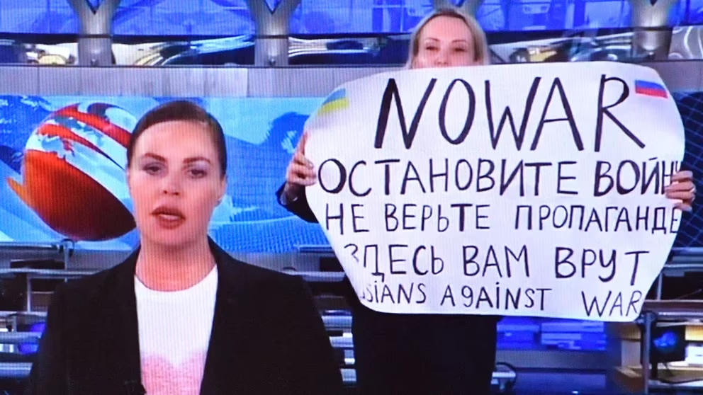 Rusia condenó a más de ocho años de cárcel a periodista que protestó en vivo contra la invasión