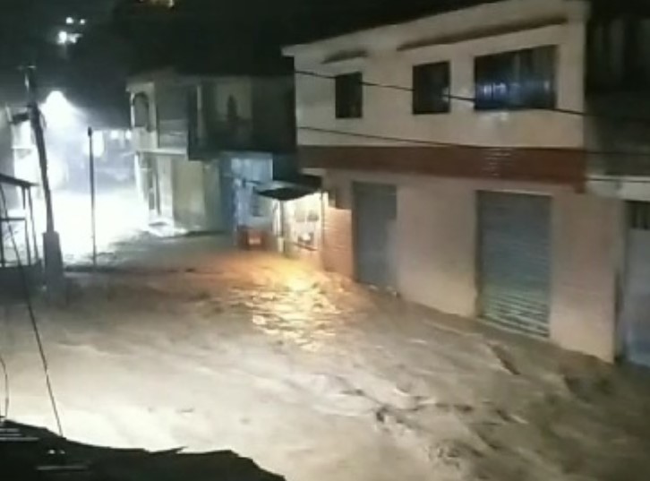 Lluvias no cesan y el pánico se apodera de los habitantes de Las Tejerías (IMÁGENES)