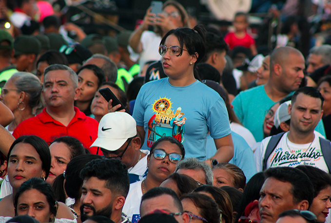 Marabinos acudieron masivamente al templo de La Chiquinquirá para alabar a su patrona (FOTOS)