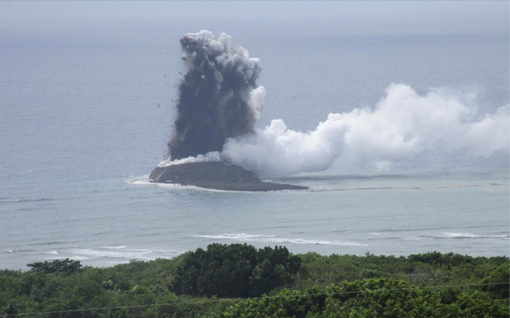 La isla formada al sur de Tokio por una erupción volcánica el mes pasado sigue creciendo