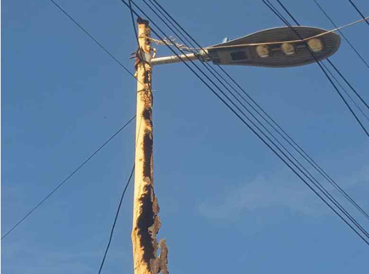 Poste de luz amenaza la vida de los transeúntes en una parada de La Guaira (FOTO)