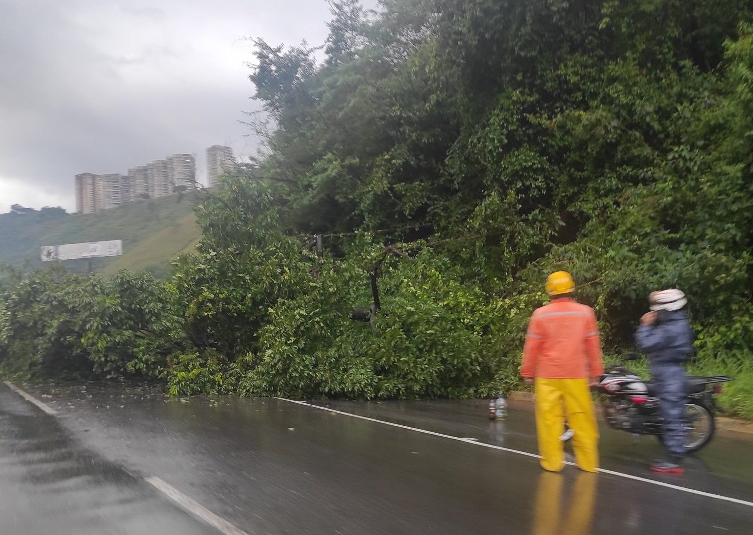 Fuerte retraso en la autopista Gran Mariscal de Ayacucho sentido Caracas este #2Nov