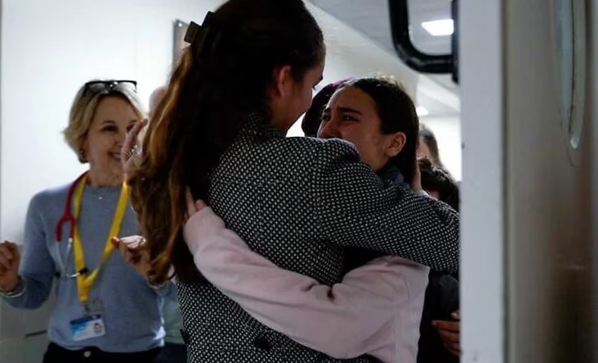 “Una empanada”: el primer deseo de una de las niñas secuestradas por Hamás al llegar a un hospital de Israel