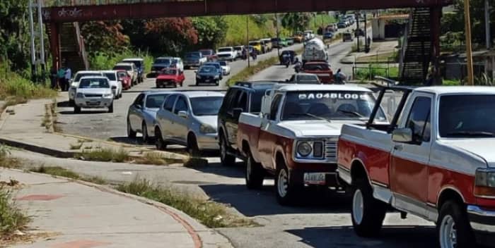 La travesía de los merideños para llenar sus tanques de gasolina (VIDEO)