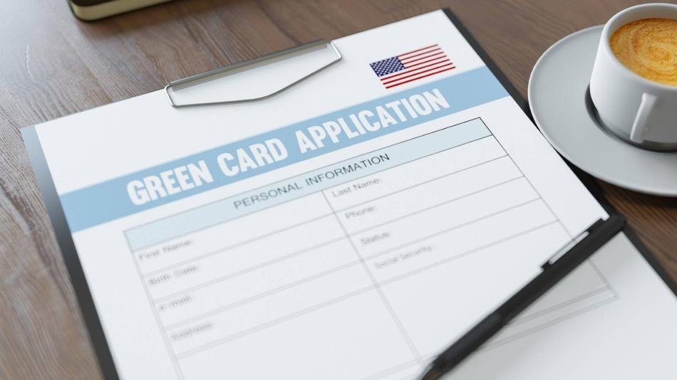 ¿Qué es la “carga pública” y por qué pueden negarle la visa o green card por eso?