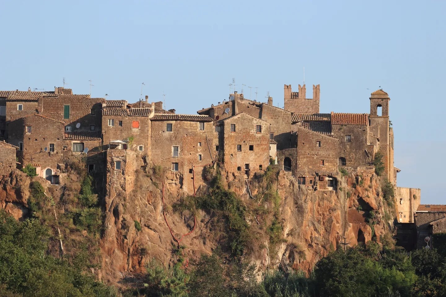 El pueblo medieval en el que viven 800 personas y fue rescatado por hippies