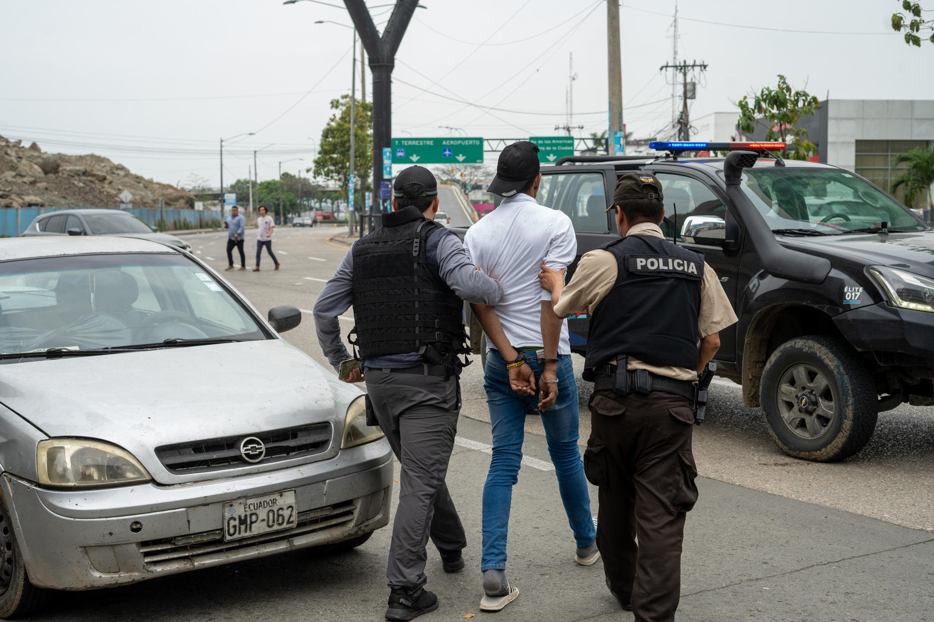 Ataques simultáneos y crisis carcelaria sumen a Ecuador en una “guerra interna”