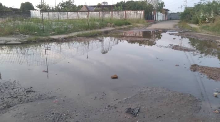 Laguna de aguas blancas en el Barrio Continental de Barinas está que se convierte en un balneario callejero