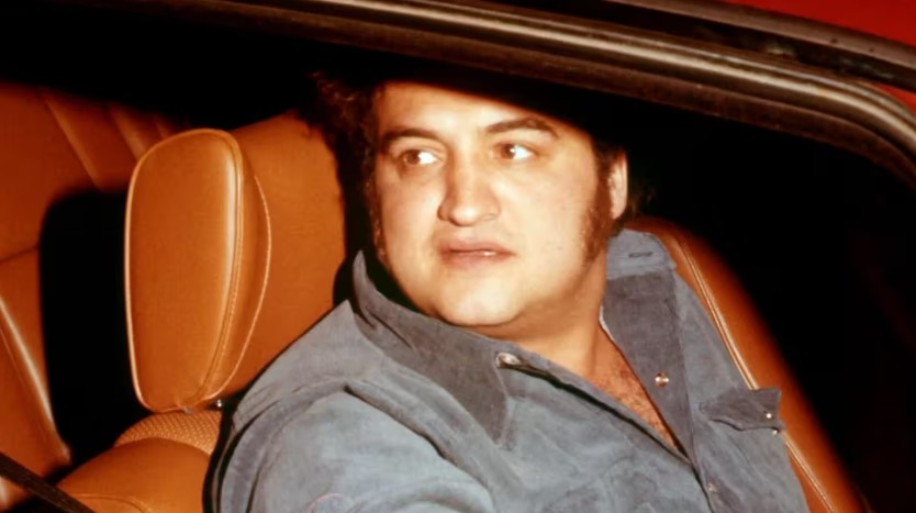 Las últimas horas de John Belushi, el genio desmesurado de la comedia: droga en las venas y la mujer que dijo “yo lo maté”