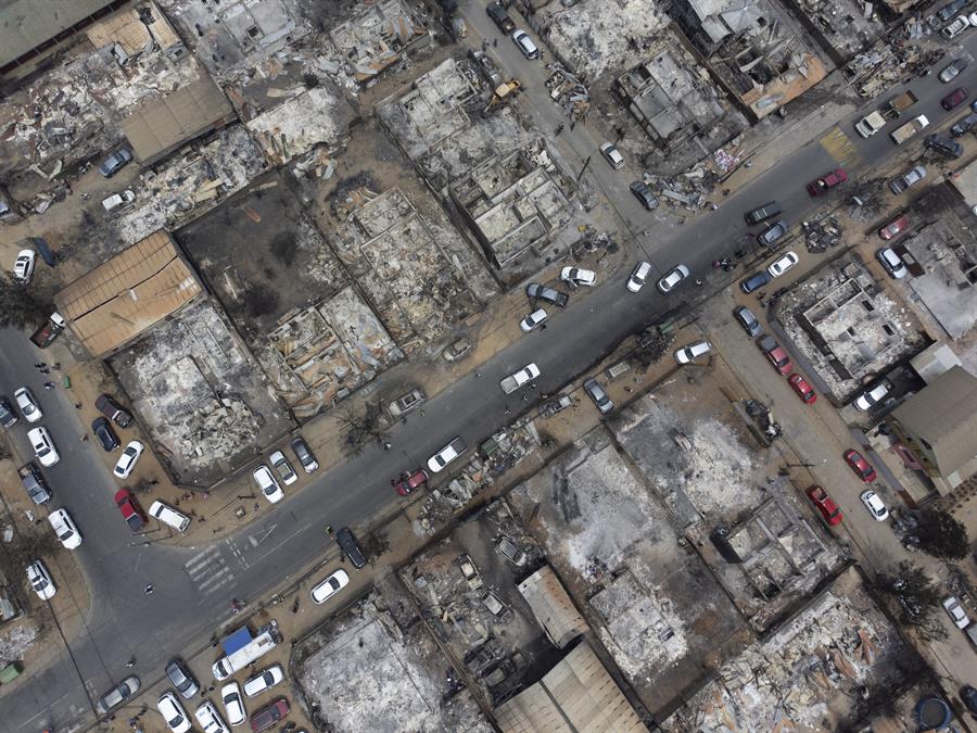 Bomberos venezolanos carecen de insumos, pero Maduro se ofreció a apagar incendios en Chile