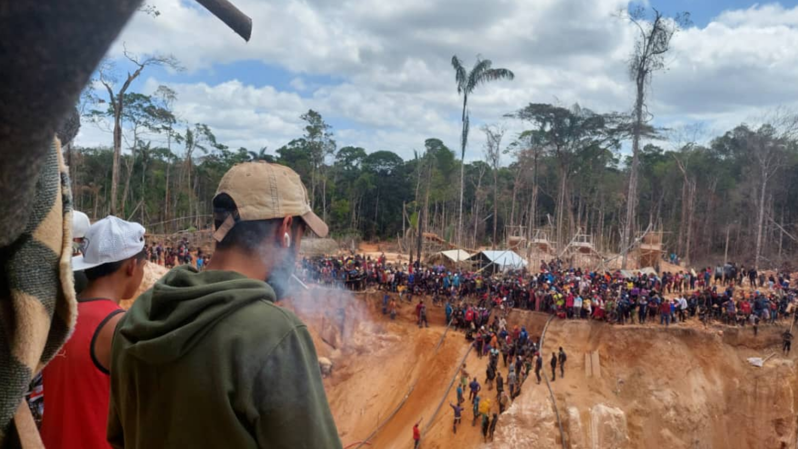 Collapse in illegal mining pit trapped multiple miners in Bolívar State in southern Venezuela (Video)