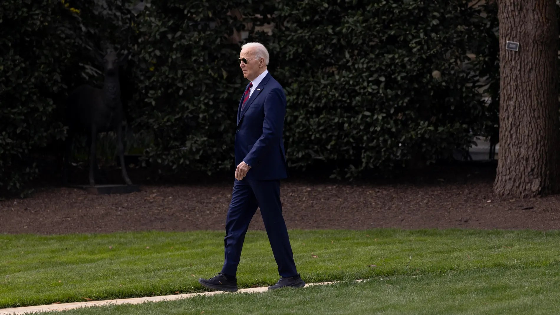 Biden’s new wide shoes once again trigger the alarm about the state of his health