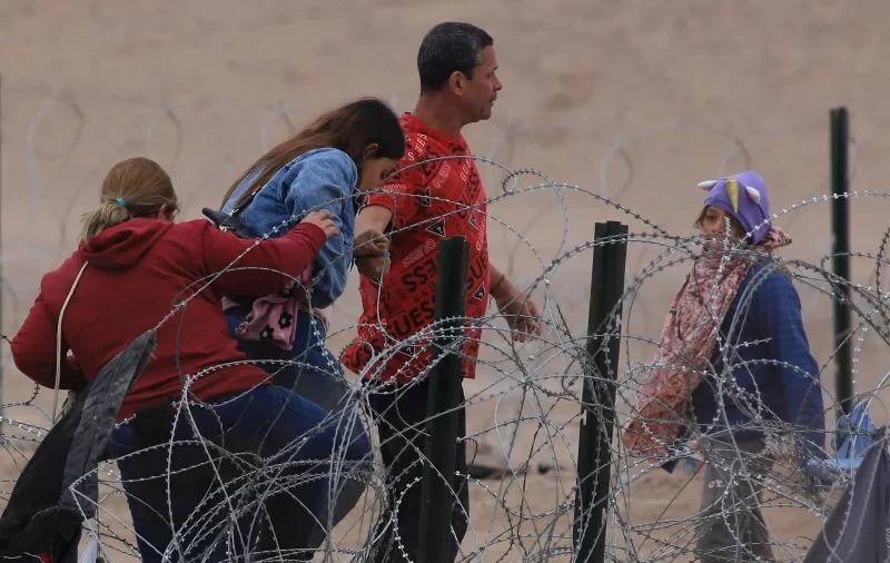 Texas elevó su cerco de púas a tres metros, según denuncian migrantes en la frontera