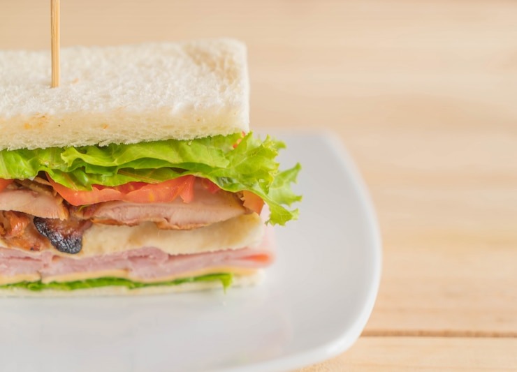 Insólito: dos mujeres murieron después de comer un sándwich de pollo y mayonesa en un hospital