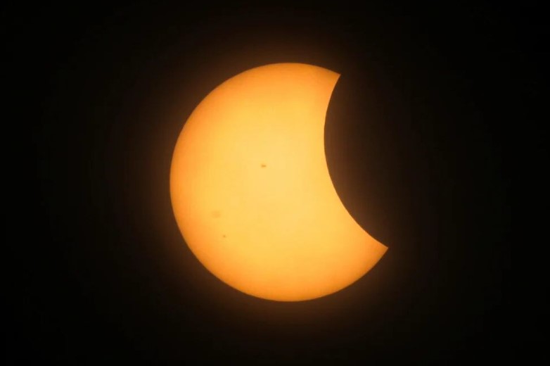 El Sol comienza a ser tapado por la Luna en México