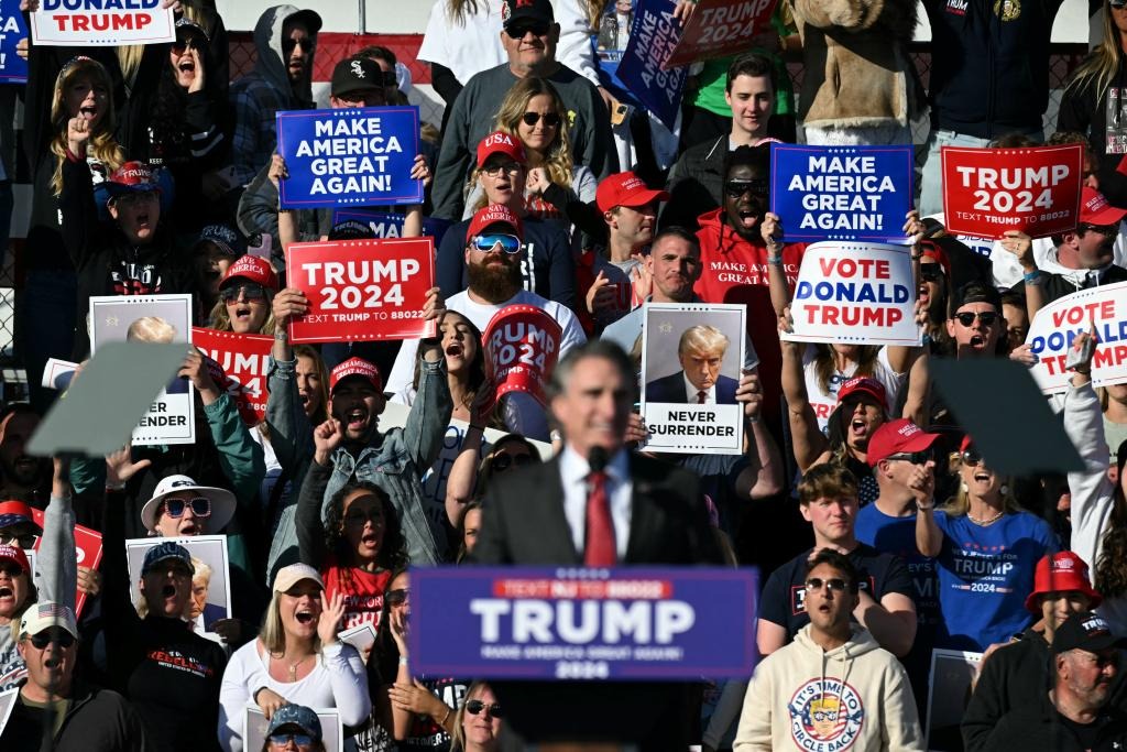 Candidato a vicepresidente Doug Burgum acompaña a Donald Trump a un mitin en Nueva Jersey