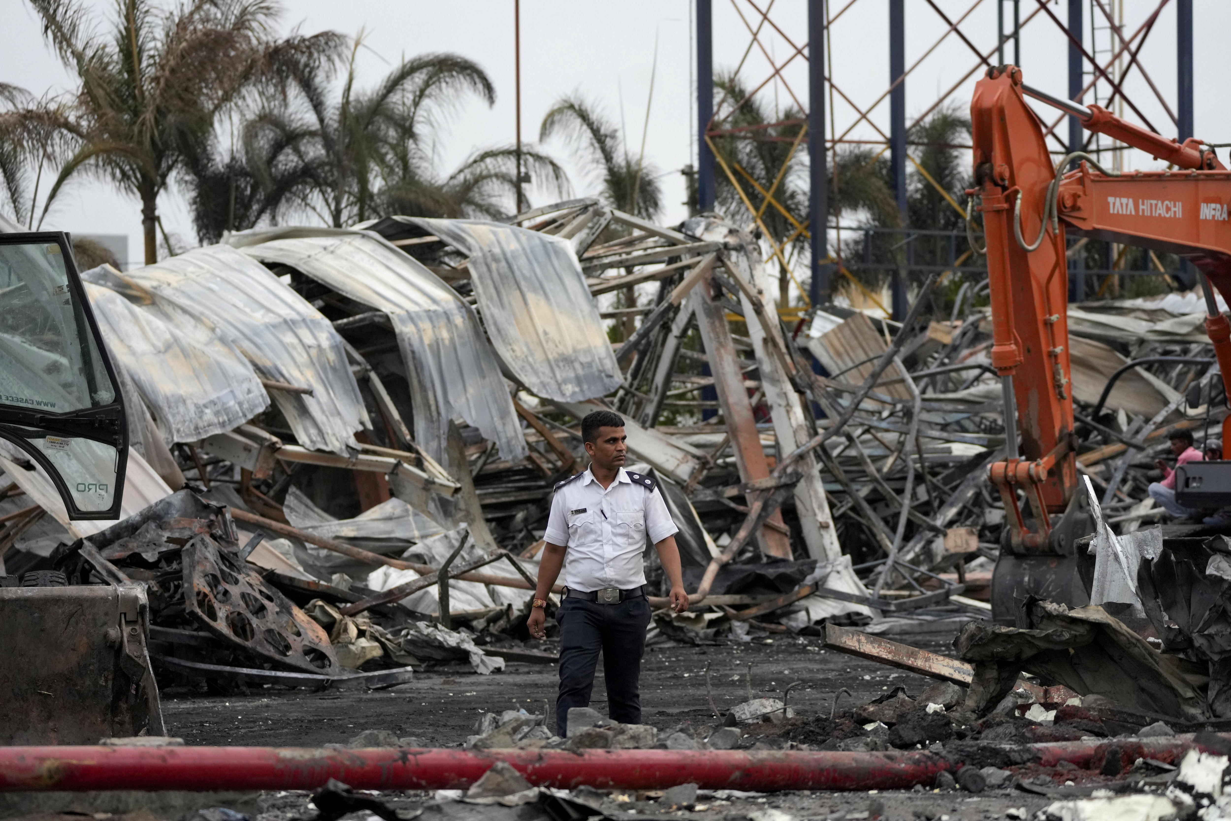 Elevan a 27 la cifra de muertos tras un incendio en un parque de juegos en la India