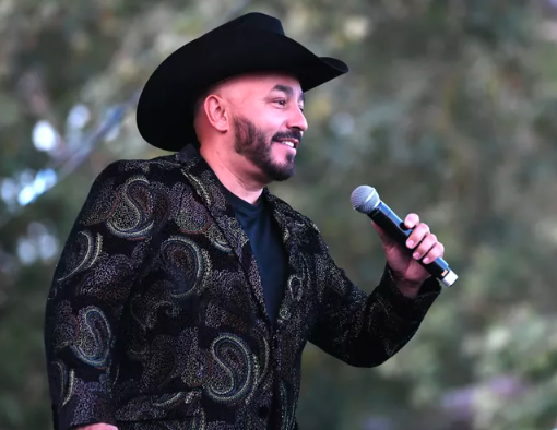 Lupillo dice que, mientras le tiran duro en Miami, él se va de vacaciones