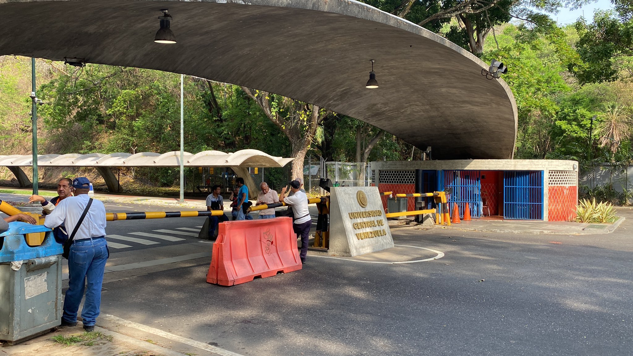 Protesta de trabajadores de la UCV mantiene cerrados los accesos al recinto universitario