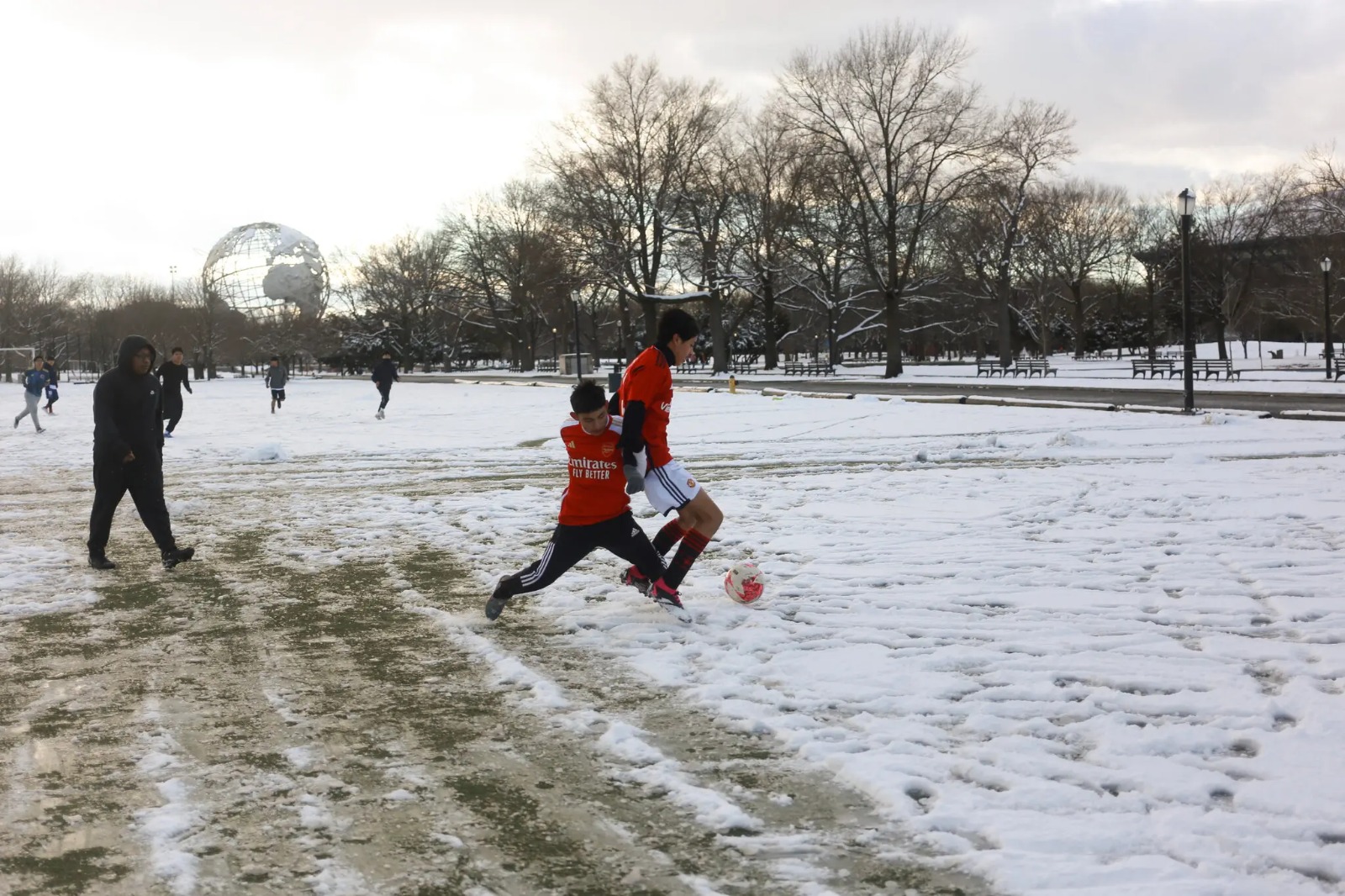 NYT: En las canchas de fútbol de Queens, los migrantes venezolanos se sienten como en casa