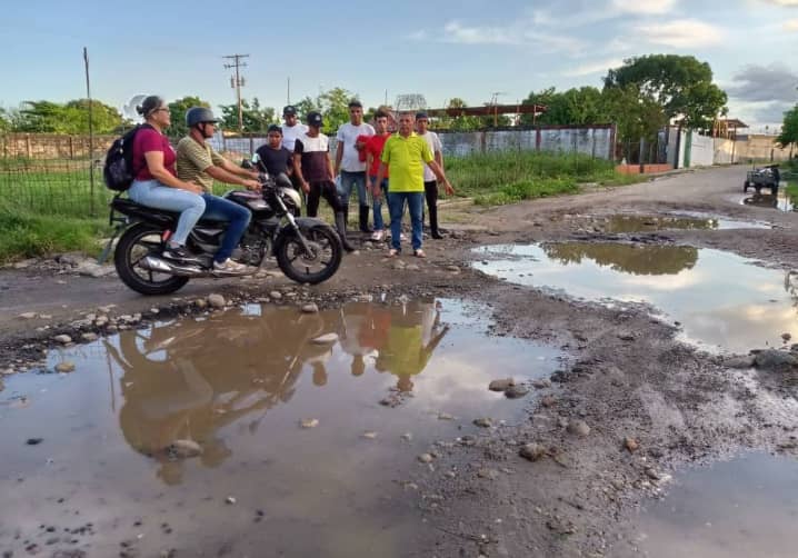 En el Barrio Continental de Barinas reclaman asfaltado a la contratista del nuevo terminal de pasajeros