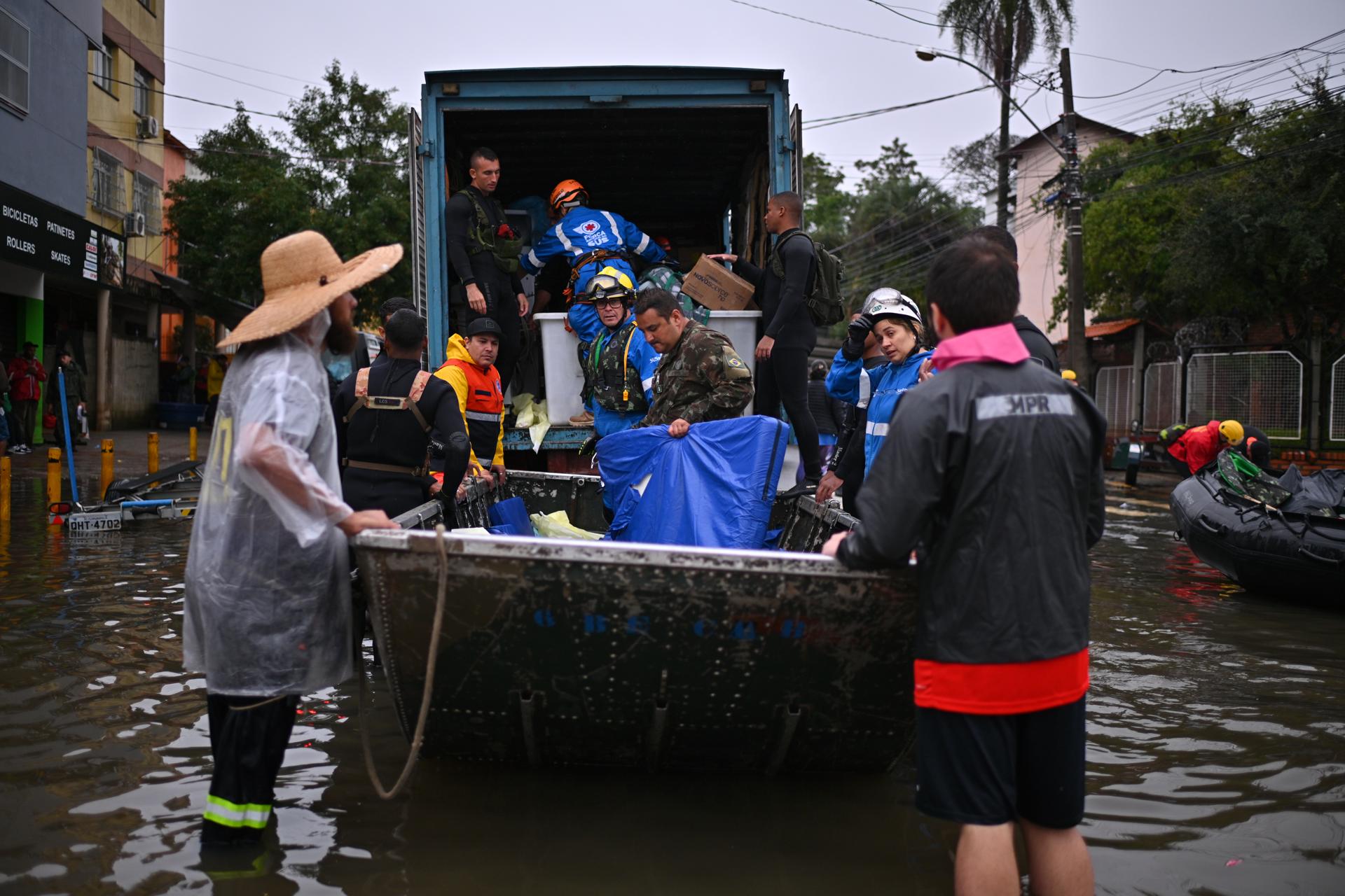 Lula anuncia medidas de apoyo para 200 mil familias del devastado sur de Brasil